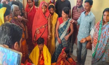 गर्लफ्रेंड को कहने आया था ‘हैप्पी होली’, गांव वालों ने देखा तो करा दी शादी