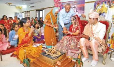 एक ऐसी महिला पंडित शादी से लेकर कराती हैं अंतिम संस्कार, दक्षिणा लड़कियों की पढ़ाई के लिए दान देती हैं