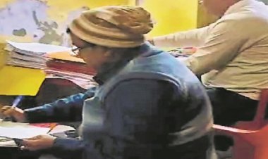 बिहार में 'बड़ा बाबू' का बड़ा खेल! DM के छापे में पकड़ा गया अवैध कार्यालय, जानें पूरा मामला