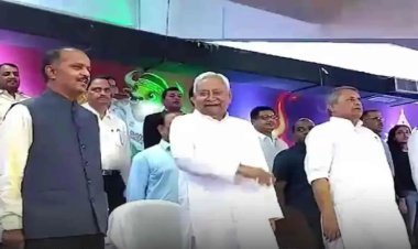 नीतीश कुमार ने रुकवाया राष्ट्रगान, फिर बीच में हंसने लगे, तेजस्वी बोले- मानसिक रूप से स्थिर नहीं