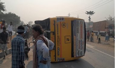 बिहार में स्कूल बस अनियंत्रित होकर पलटी, 35 बच्चे घायल