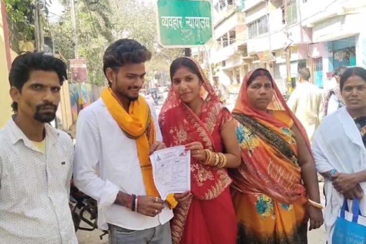 प्रेम ने तोड़ी सारी दीवारें:  फैक्ट्री की सुपरवाइजर ने बिहार के मजदूर को अपना साथी बनाया