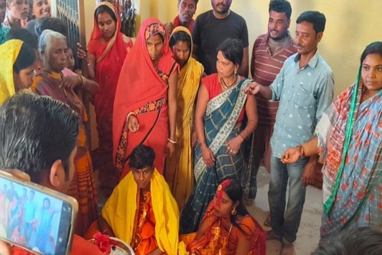 गर्लफ्रेंड को कहने आया था ‘हैप्पी होली’, गांव वालों ने देखा तो करा दी शादी