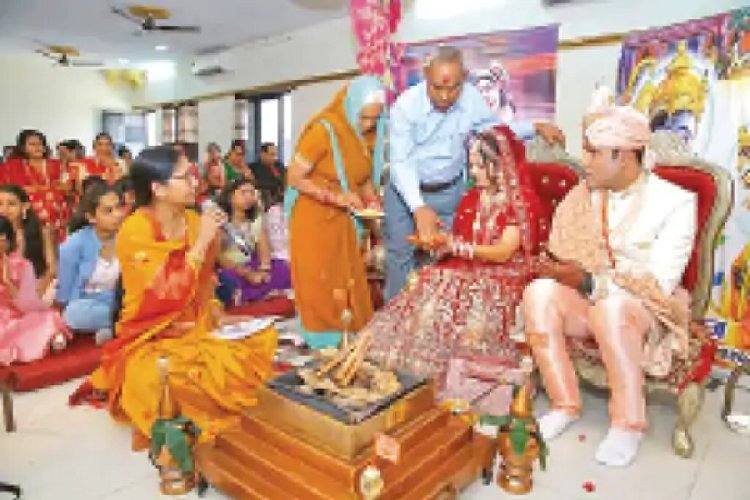 एक ऐसी महिला पंडित शादी से लेकर कराती हैं अंतिम संस्कार, दक्षिणा लड़कियों की पढ़ाई के लिए दान देती हैं