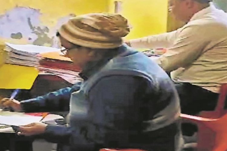 बिहार में 'बड़ा बाबू' का बड़ा खेल! DM के छापे में पकड़ा गया अवैध कार्यालय, जानें पूरा मामला