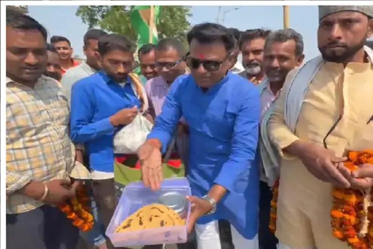 लालू की गाड़ी रुकवाकर समर्थकों ने दिया लिट्टी-चोखा, राजद नेता ने किया स्वागत