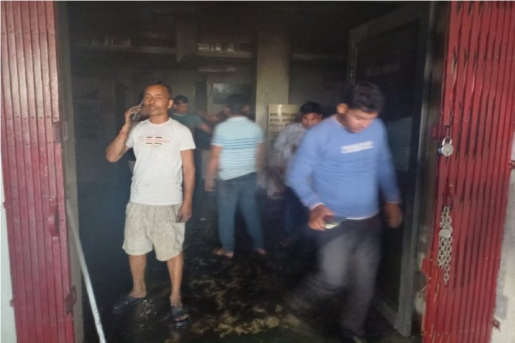 AXIS बैंक में लगी भीषण आग, लाखों रुपये का हुआ नुकसान; दस्तावेज हुए राख 