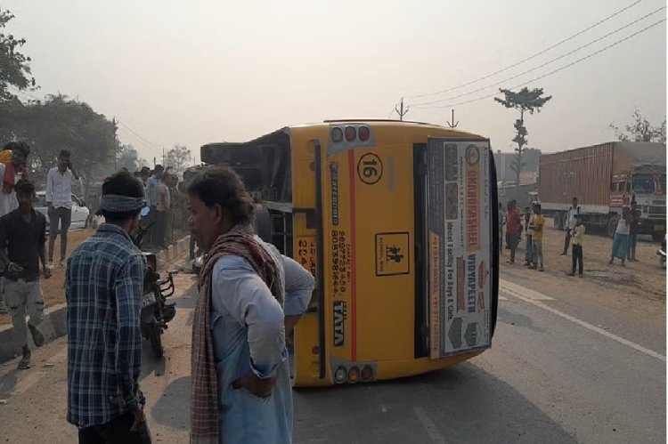 बिहार में स्कूल बस अनियंत्रित होकर पलटी, 35 बच्चे घायल