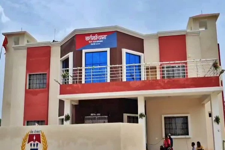 सरकारी शिक्षक को गांव वालों ने महिला के साथ आपत्तिजनक हालत में पकड़ा, बनाया बंधक