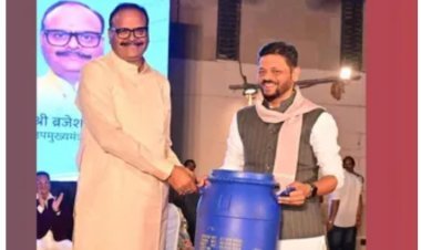 यूपी के डिप्टी सीएम ब्रजेश पाठक को सपा नेता ने गिफ्ट किया नीला ड्रम.