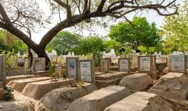 कब्रिस्तान से आ रही थी अजीब आवाजें, पुलिस ने जाकर देखा तो कब्र पर सेक्स कर रहा था प्रेमी जोड़ा