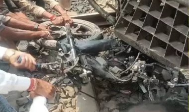 भोजपुर में ट्रेन के इंजन में फंसी बाइक