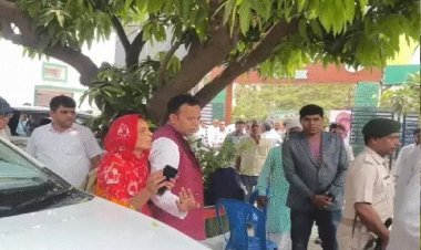 शिक्षा मंत्री ने चलती कार से महिला को दिया धक्का