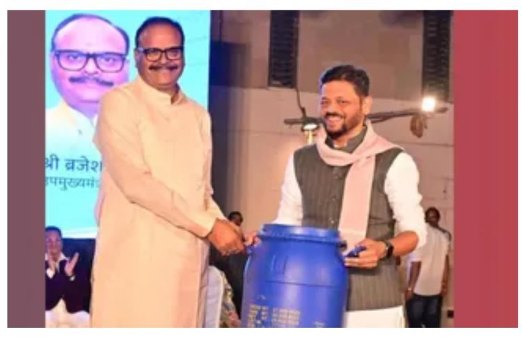 यूपी के डिप्टी सीएम ब्रजेश पाठक को सपा नेता ने गिफ्ट किया नीला ड्रम.