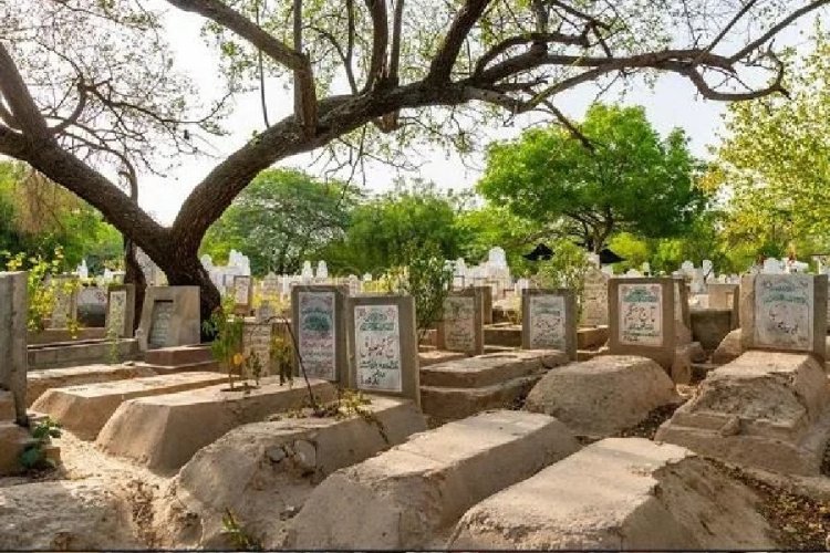 कब्रिस्तान से आ रही थी अजीब आवाजें, पुलिस ने जाकर देखा तो कब्र पर सेक्स कर रहा था प्रेमी जोड़ा