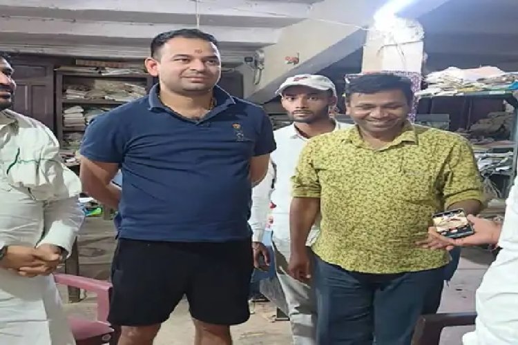 आधी रात हाफ पैंट में थाने पहुंचे तेजप्रताप, भागे-भागे थानेदार आए