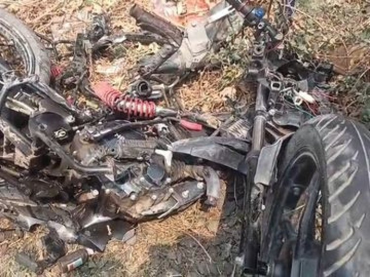 चलती ट्रेन की चपेट में आई बाइक.  चलती ट्रेन के इंजन में फंसी बाइक. ट्रेन चालक की सूझबूझ से टला बड़ा हादसा