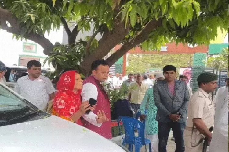 शिक्षा मंत्री ने चलती कार से महिला को दिया धक्का