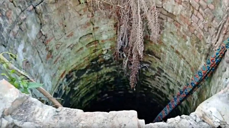 कीचड़ में पांव फिसलने से कुएं में गिरी दो लड़कियां, एक की...