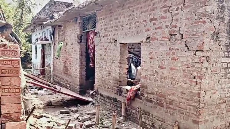 दो महीने से फरार आरोपी के घर में धमाका
