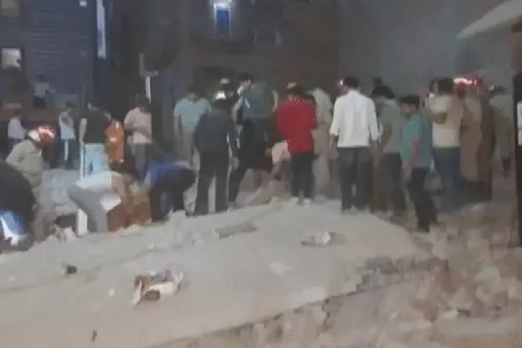 दिल्ली में बड़ा हादसा, 6 मंजिला इमारत गिरी; 4 लोगों की मौत कई लोग मलबे में दबे
