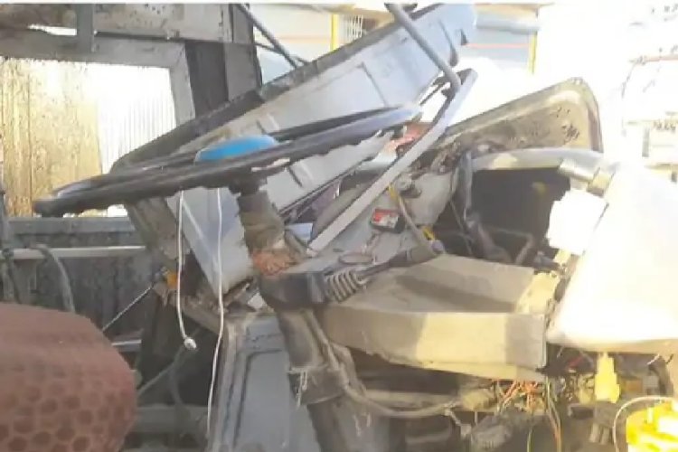 NH पर बस पलटी...रिटायर्ड BSF इंस्पेक्टर की पत्नी की मौत