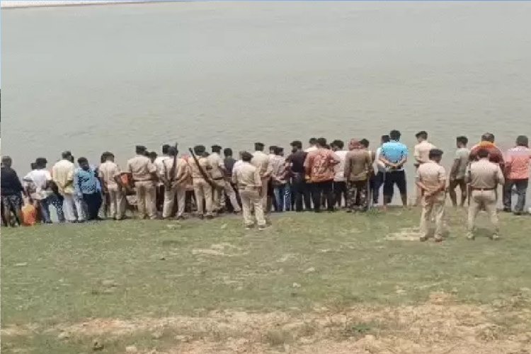 गंगा नदी में 2 बेटों को तैरना सिखा रहे थे पिता, सभी की डूबने से हुई मौत 