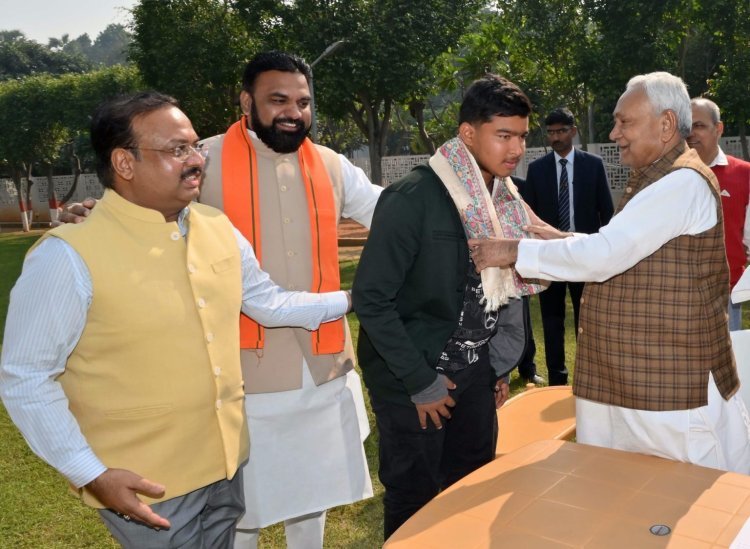 वैभव सूर्यवंशी पर नीतीश सरकार ने की धनवर्षा. IPL में सबसे तेज शतक लगाने वाले 14 साल के हैं वैभव.