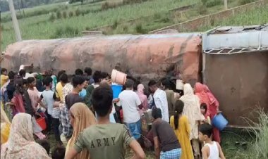 तेल का टैंकर पलटा तो लूटने की मच गई होड़, ड्राइवर को बचाने की जगह बाल्टी-कैन-बोतल लेकर दौड़ पड़े लोग