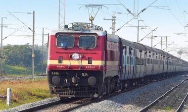 दिल्ली से बिहार जा रही संपर्क क्रांति एक्सप्रेस रविवार को बर्निंग ट्रेन बनने से बच गई।