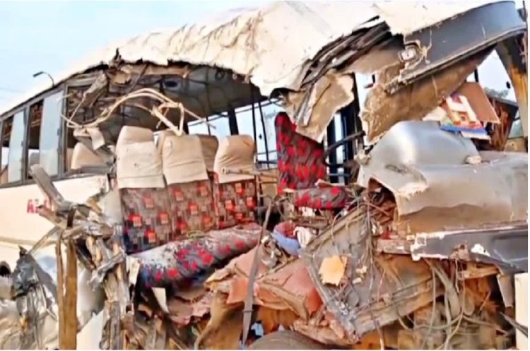 बिहार में बारातियों की बस और ट्रक की टक्कर, 3 की मौत