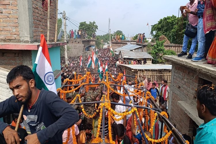 तिरंगे में लिपटा पहुंचा लाल तो पूरे गांव में घुमाया, शहीद संतोष के लिए उमड़ी भीड़