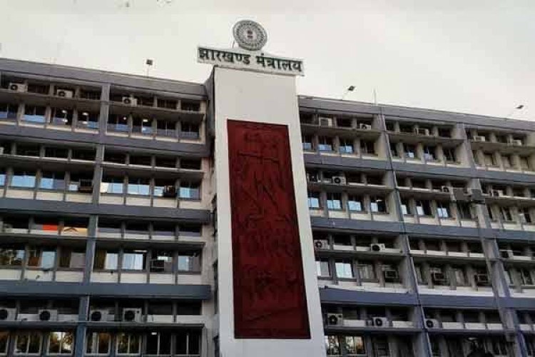 झारखंड राज्य सरकार ने 20 जिलों के उपायुक्तों का तबादला कर दिया है. दो जिलों के डीडीसी को उसी जिले का डीसी बनाया गया है.