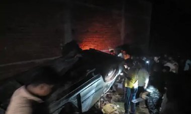 बिहार जा रही शराब से लदी कार पलटी, बोतलें देखते ही मच गई लूट 