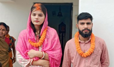 पति के सामने पत्नी ने भतीजे से रचाई शादी, प्रेमी के लिए बेटी को भी छोड़ा