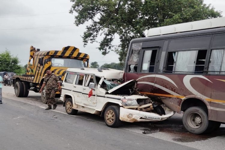रांची : बुंडू में बोलेरो और बस की टक्कर में तीन साल के बच्चे की मौत, 3 गंभीर