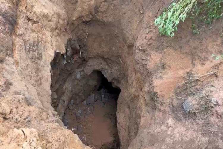 झारखंड के गिरिडीह स्टेडियम के पास सड़क किनारे बना विशाल गोफ, बड़ा हादसा होने की आशंका