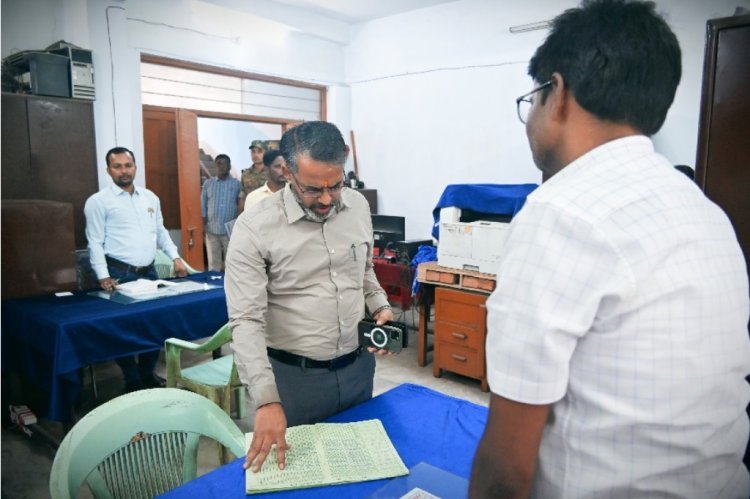 गिरिडीह DC ने खनन कार्यालय का किया औचक निरीक्षण, अवैध खनन पर सख्ती के निर्देश