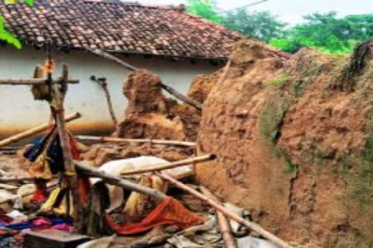 जमशेदपुर में कच्चा मकान ढहा, मलबे में दबने से बच्ची की मौत; मां गंभीर घायल