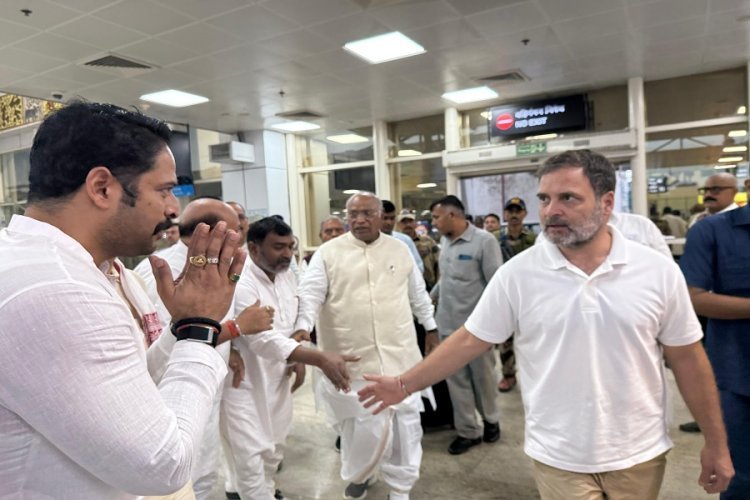 मौसम बना बाधा, रांची एयरपोर्ट से सड़क मार्ग से नेमरा के लिए रवाना हुए खड़गे और राहुल