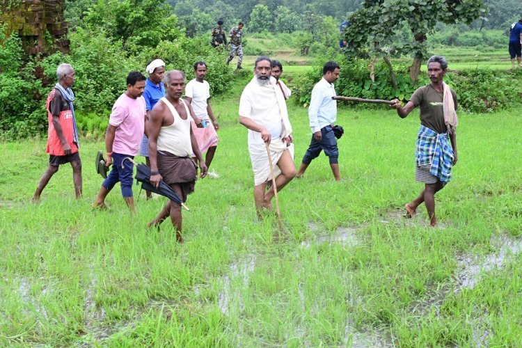 मुख्यमंत्री हेमंत सोरेन ने खेतों में जाकर किसानों से की बातचीत, कहा-किसान खुशहाल होगा तो राज्य समृद्ध होगा