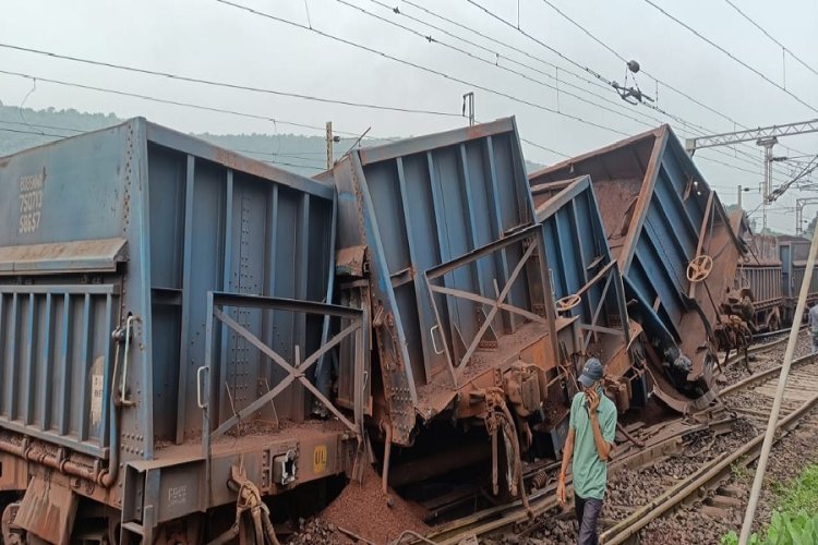 चांडिल रेल हादस के बाद इन ट्रेनों को किया गया रद्द, कुछ का रूट डायवर्ट