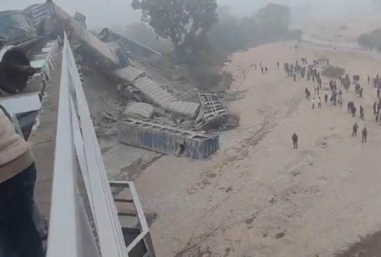 बिहार में बड़ा ट्रेन हादसा, मालगाड़ी के कई डिब्बे नदी में गिरे और कई बेपटरी