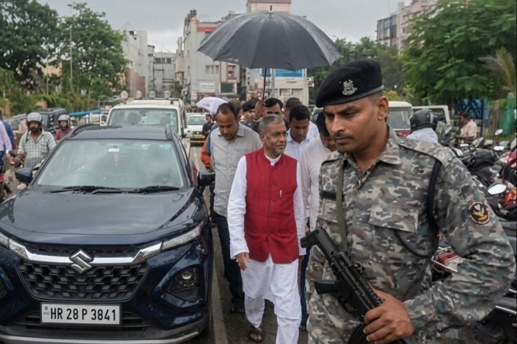 छात्रों के धरना स्थल पहुंचे बाबूलाल मरांडी, JPSC-JSSC में कथित गड़बड़ियों को विधानसभा में उठाने का भरोसा
