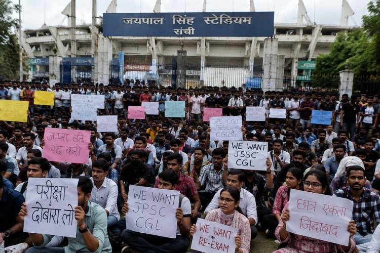 वार्ता के बाद छात्रों का ऐलान : सिर्फ जांच नहीं, परीक्षाएं रद्द होने तक आंदोलन; कल विधानसभा घेराव भी करेंगे