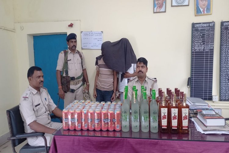 जामताड़ा में यात्री बनकर शराब तस्करी कर रहे बिहार के 2 तस्कर गिरफ्तार